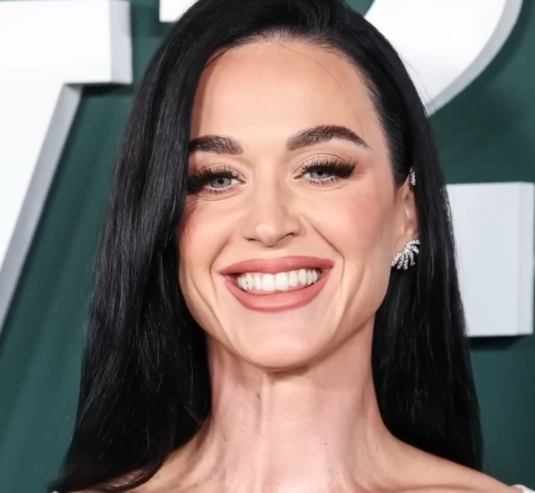 Ritratto di donna con capelli lunghi e neri, sorridente, indossando orecchini eleganti.